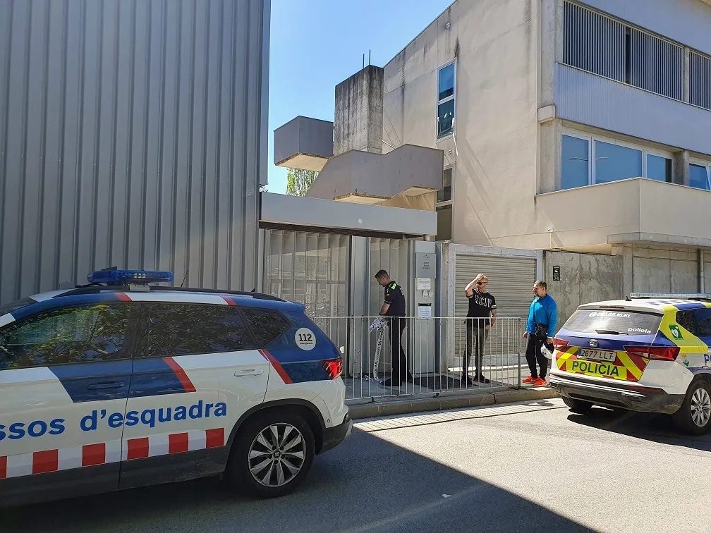Detingut un home amb un ganivet que s'havia enfilat a la teulada de l'Institut Montagut de Santa Susanna