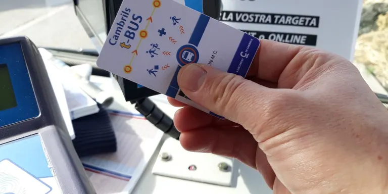 Les persones intersexuals i trans de Cambrils poden canviar el nom a la t-bus i al carnet de la biblioteca