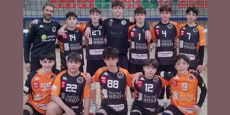 Cara i creu del Juvenil i el Cadet masculins del CEVOL Torredembarra davant el Vòlei Sant Celoni