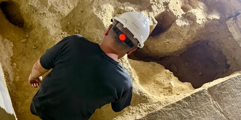 Troben sota el Monestir de Sant Cugat restes d'una torre romana, anterior a la construcció del primer claustre