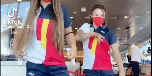 Roxana Popa i Marina González mostra el ball ideat mentre esperaven el vol cap a Tòquio