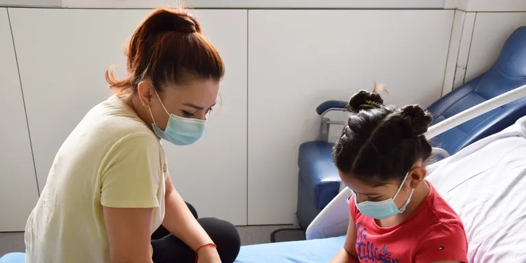 Els infants ingressats a l'Hospital de Vic podran veure gratuïtament pel·lícules de qualitat i en català