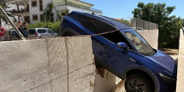 S’encasta un cotxe contra el mur de l’aparcament de la Granja Sant Francesc d'Altafulla