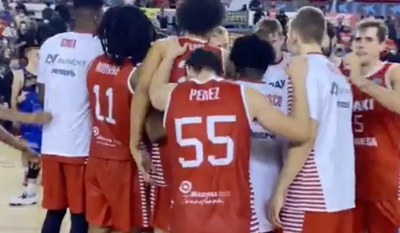 El Baxi Manresa remunta l’Stal Ostrów (81-76) en un retorn daurat a Europa