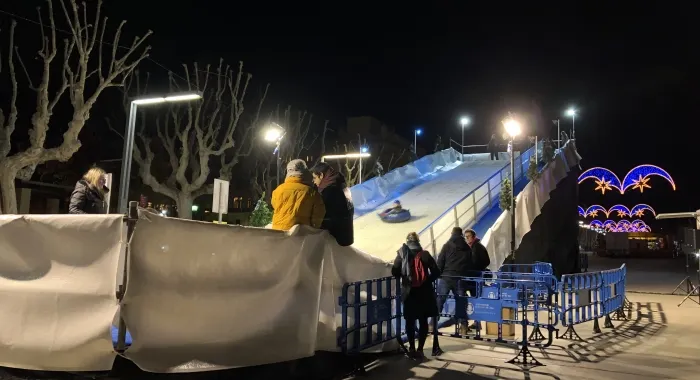 El tobogan ha tornat a ser una des les atraccions del Nadal a Arenys