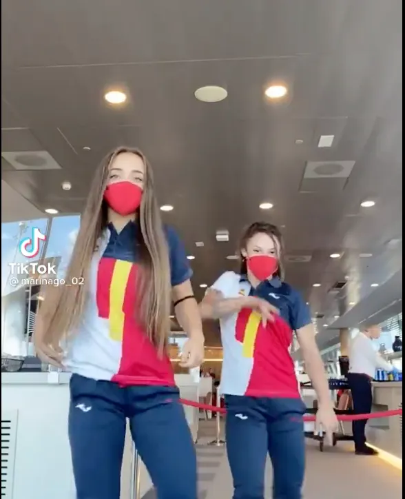 Roxana Popa i Marina González mostra el ball ideat mentre esperaven el vol cap a Tòquio