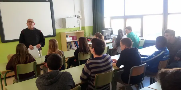 Alumnes d'Oliana participen en tallers d'educació financera