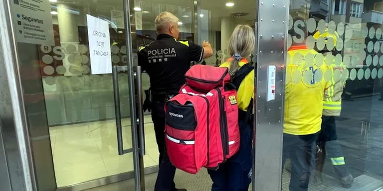 Un lladre atraca una sucursal bancària a Blanes, s'endú un botí de 18.000 euros i deixa tancats clients i treballadors