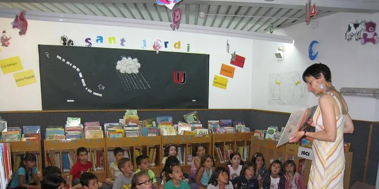 Els infants dels casals d'estiu visiten la Biblioteca