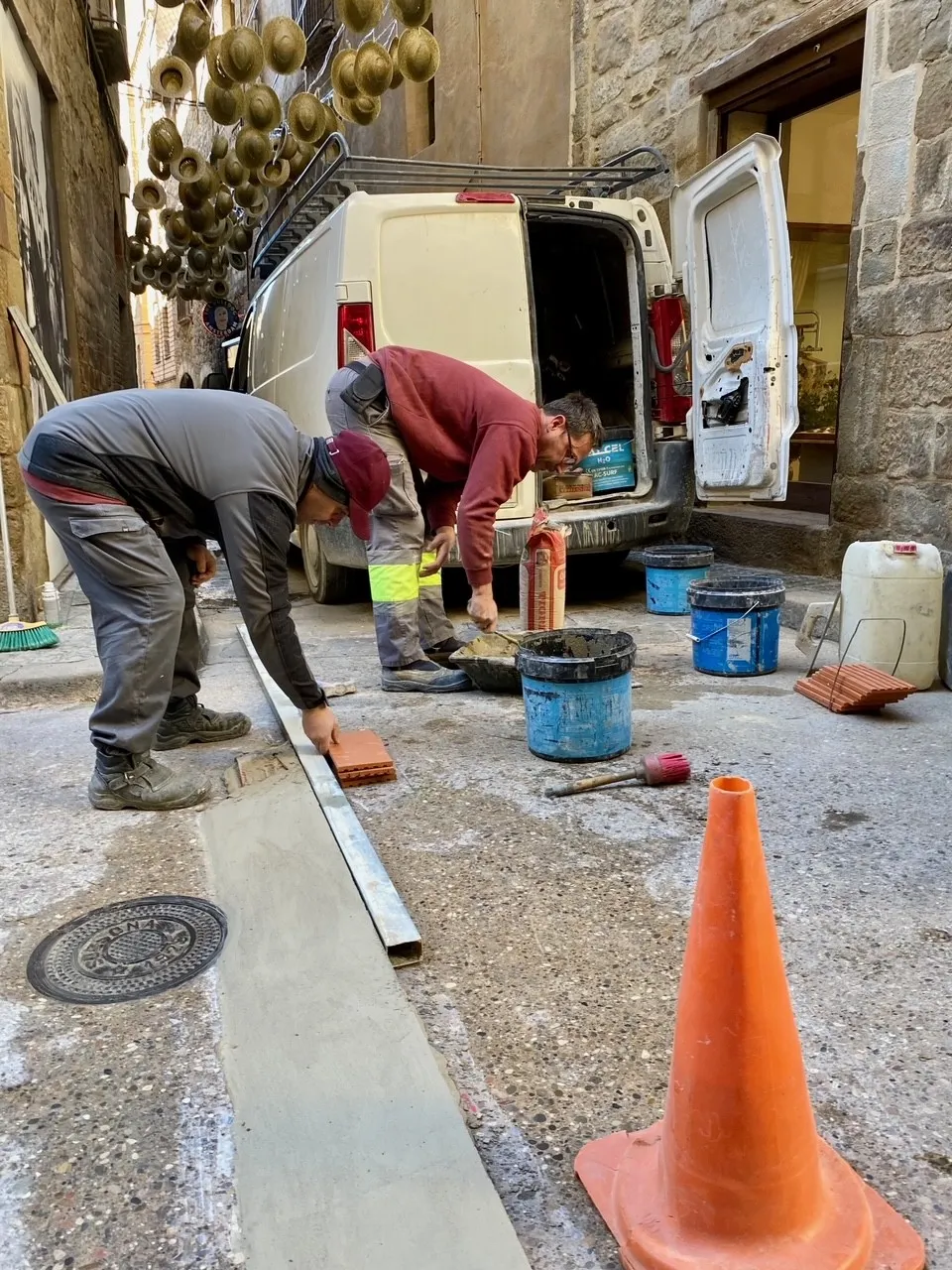 Quatre persones contractades a través de plans d'ocupació reforcen la brigada municipal i l'Oficina d'Habitatge