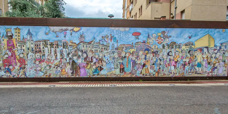 Pilarín Bayés recrea la vida dels municipis en uns murals de grans dimensions situats arreu del territori