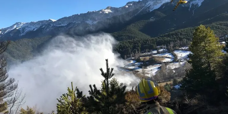Incendi de vegetació al peu del Cadí, al Querforadat