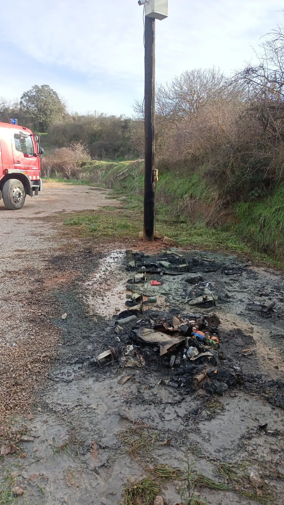 Els Mossos d'Esquadra investiguen la crema de quatre contenidors a Ardèvol durant el cap de setmana