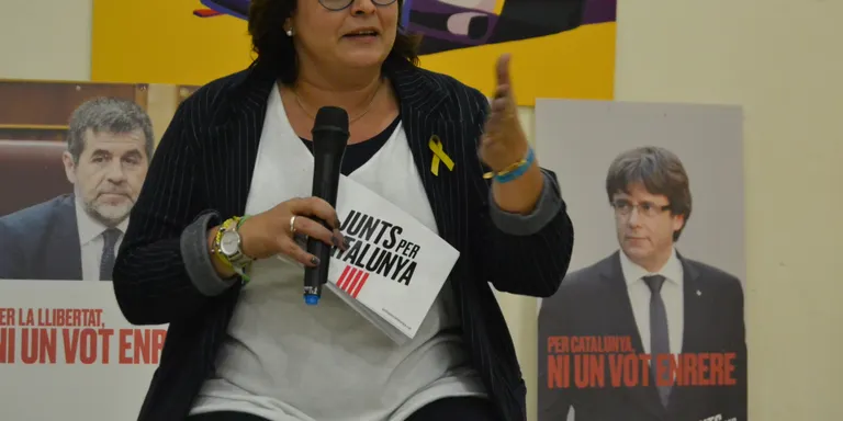 Meritxell Lluís i Xavier Catarineu participen en un acte de Junts per Catalunya a Pineda