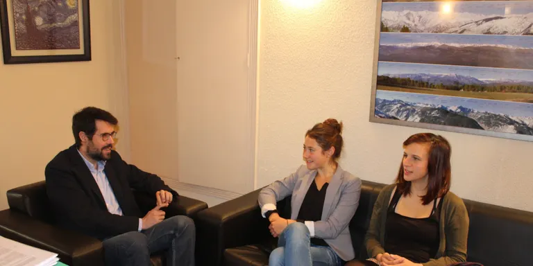 Les voluntàries europees es reuneixen amb l'alcalde de la Seu