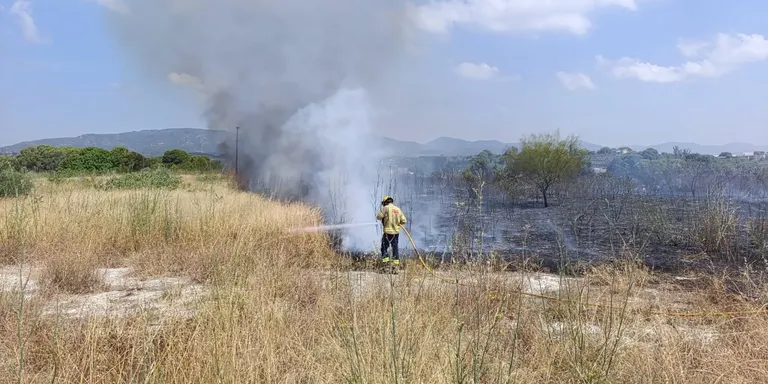Els Bombers controlen un incendi en una zona propera al barri de Santa Magdalena