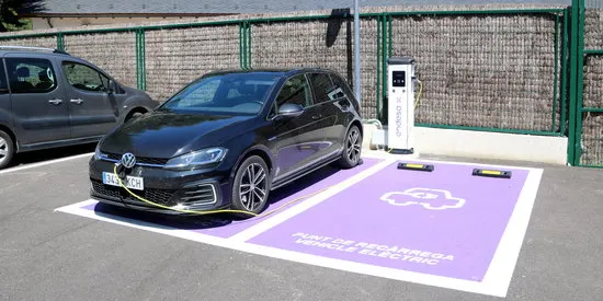 Llavorsí incorpora un punt de recàrrega de vehicles elèctrics