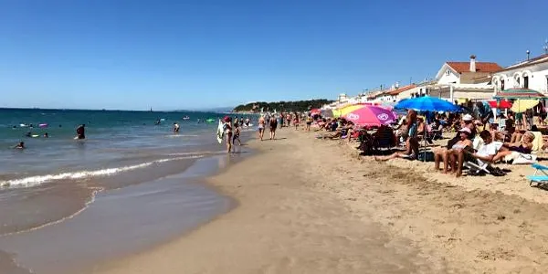 La pluja millora l’estat de la sorra d'una part de la platja d’Altafulla
