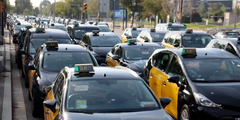 Els taxites es manifesten davant la proposta de "liberalització" d'Uber i FreeNow