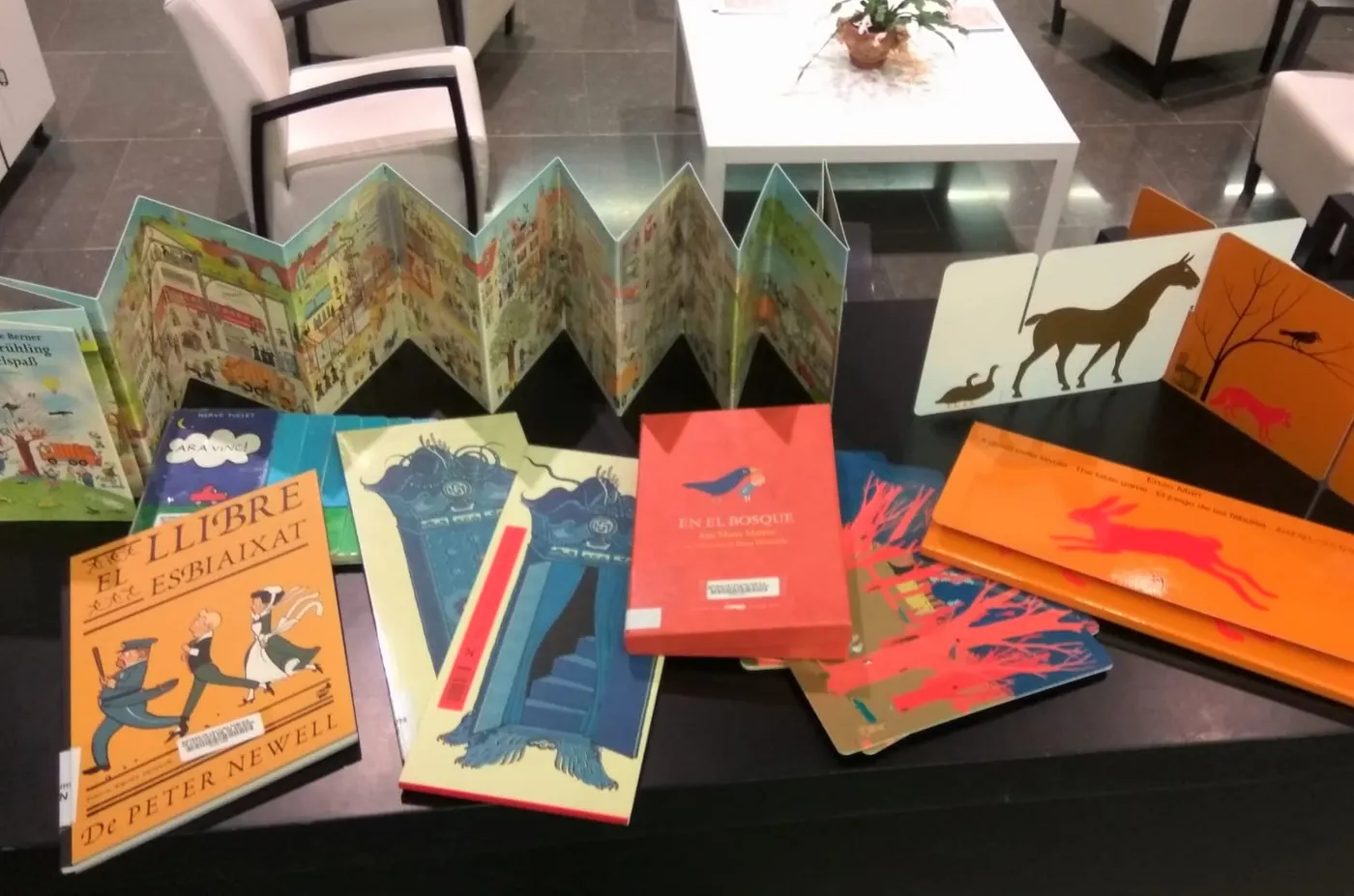 La biblioteca obre les inscripcions per a un taller familiar gratuït sobre els formats dels llibres