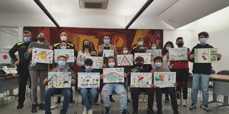 El mòbil i els patinets elèctrics protagonistes als dibuixos del Calendari d'Educació Viària de la Policia Local