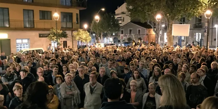 La plaça de l’Ajuntament s’omple per rebutjar l’empresonament del govern cessat