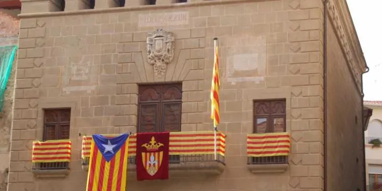 Convoquen una concentració a les 20.00 h davant l'Ajuntament en defensa de les institucions catalanes