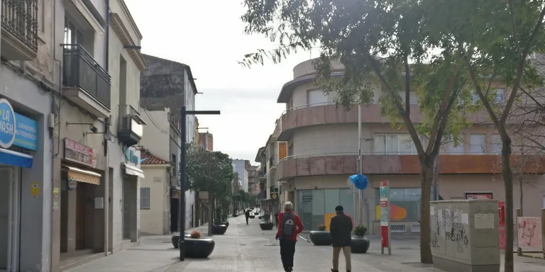 El carrer Maxim\xed Forn\xe9s tindr\xe0 dues places interiors a partir d'aquest divendres