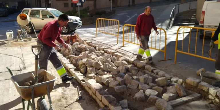El reforç de la brigada municipal amb quatre nous plans d'ocupació permet millorar l'espai urbà del nucli antic