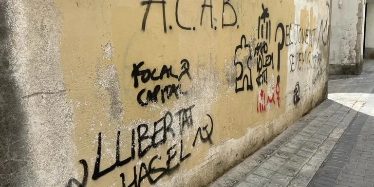 L'Ajuntament netejarà els grafits i pintades de façanes i espais públics
