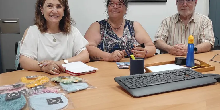 L'AVAH i l'Associació Calella Artesana signen un acord per la donació de barrets per als nadons de l'Hospital de Calella
