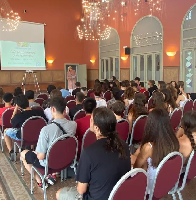 Els alumnes de 3r d'ESO de l'institut Manolo Hugué reben un reconeixement per la feina feta en serveis comunitaris