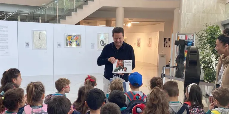 L’alumnat de P4 del Col·legi Vidal i Barraquer visita l’Ajuntament de Cambrils i la biblioteca