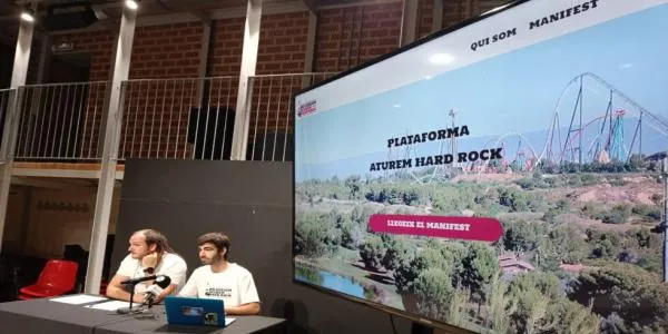 Més de 270 entitats s'han concentrat davant la Generalitat per reclamar uns pressupostos coherents amb la crisi climàtica