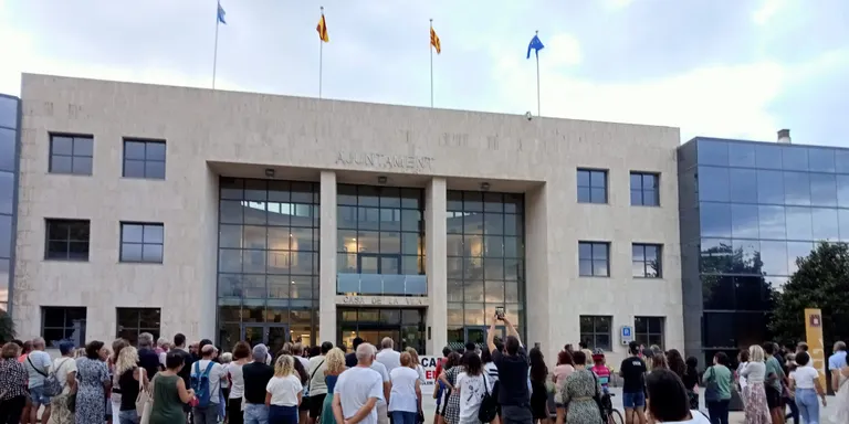 Més d’un centenar de persones es concentren per rebutjar l’agressió homòfoba la matinada de la Diada