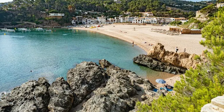 Begur avança els serveis de temporada a les platges per adaptar-se a l’arribada de visitants
