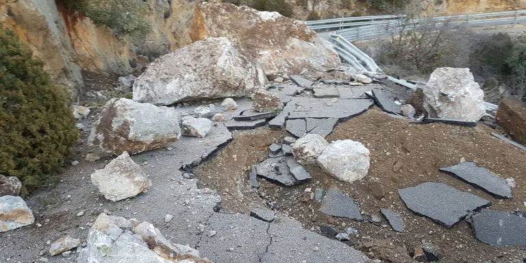 Un despreniment de roques talla la carretera de Montant de Tost