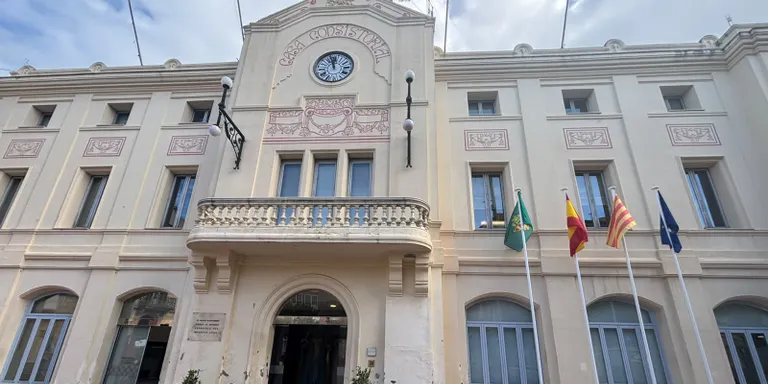 L'Ajuntament de Sant Sadurní d'Anoia penja la bandera espanyola a la façana de la Casa de la Vila per ordre judicial