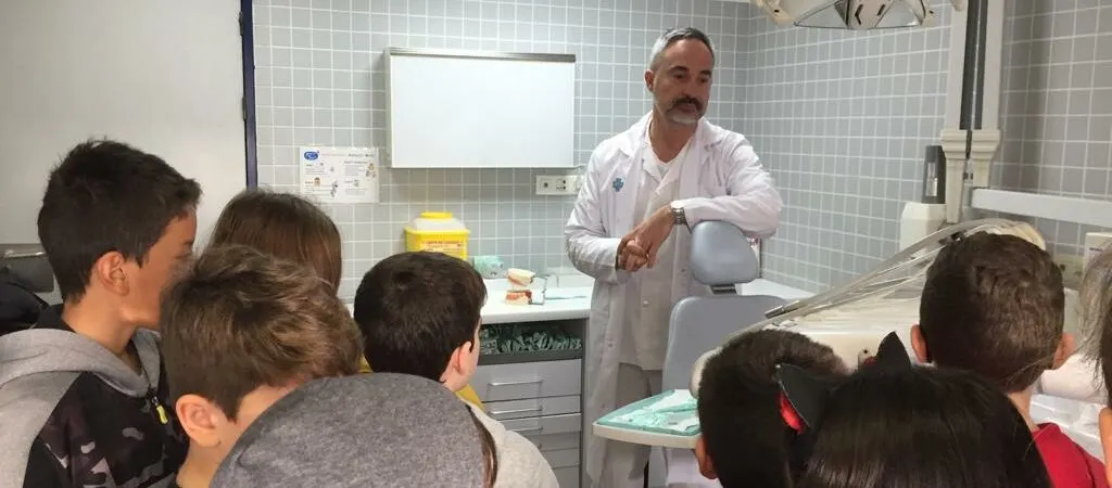Una exposició ensenya als infants a “Cuidar-se les dents”