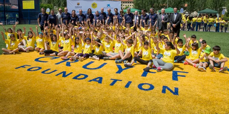 Carles Puyol apadrina l'estrena del primer Cruyff Court del Pirineu