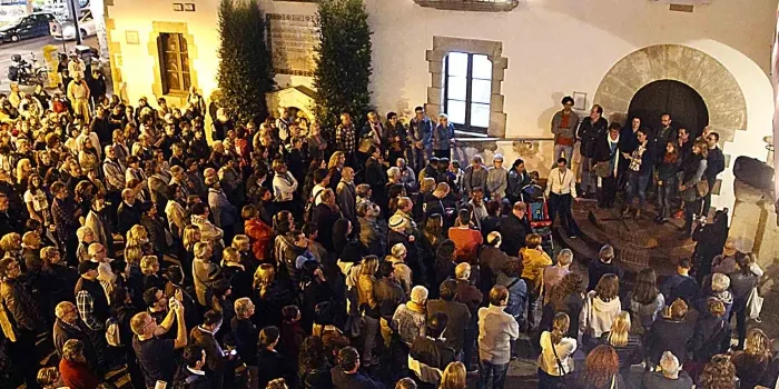 Un miler d'arenyencs es concentren a la plaça de l'Ajuntament per rebutjar els empresonaments dels consellers de la Generalitat