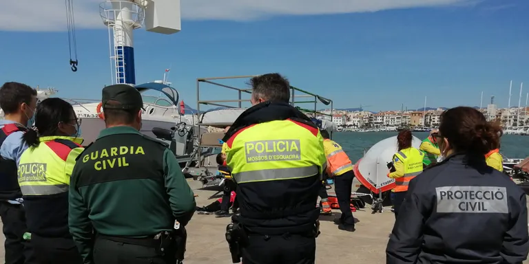 Capitania Marítima i la Generalitat fan un simulacre de rescat d’un catamarà incendiat a Cambrils