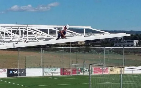 En marxa les tasques de xapa i pintura de la tribuna de l'Estadi Municipal d’Altafulla