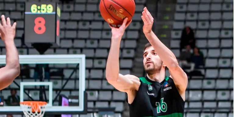 La Penya guanya i assalta el lideratge a Europa