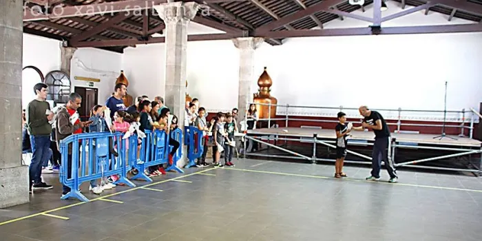 La segona edició del Campionat d’Avions de Paper compta amb 200 participants