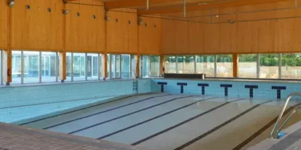 L’empresa que realitza les obres de la piscina nova de Torredembarra assumeix el cost de cobrir la vella amb una carpa