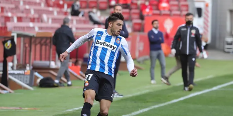 L’Espanyol treu un punt de Gijón (1-1) amb polèmica