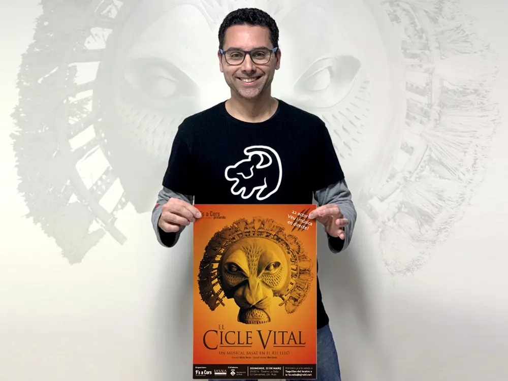 El rubinenc Carlos Franganillo amb el cartell de l'espectacle musical (foto: cedida)