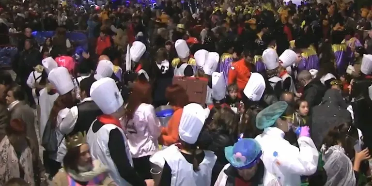 Milers de rubinencs surten al carrer per seguir la rua del Carnaval 2016