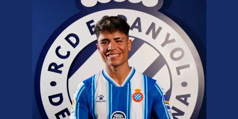 L’Espanyol presenta la nova equipació per aquesta temporada